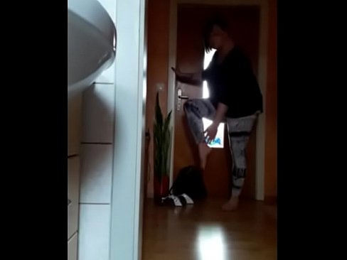 Mamma vervangt haar rode tampon