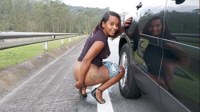 Samira Moet plassen langs de snelweg